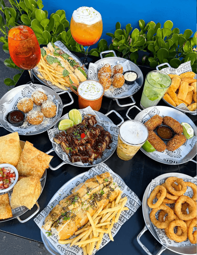 Coxinhas e porções preparadas no bar